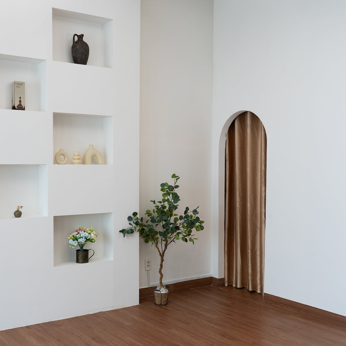 Room B - Cửa vòm phủ rèm vàng đồng sang trọng